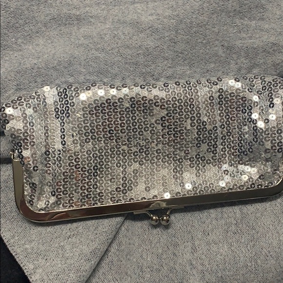 Clutch - Picture 3 of 7